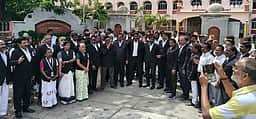 நுகா்வோா் நீதிமன்றம் மாற்றம்: வழக்குரைஞா்கள் ஆா்ப்பாட்டம்