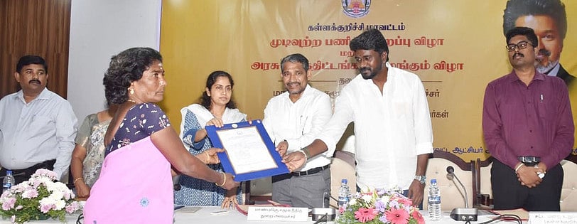 விழாவில் பயனாளிக்கு நலத்திட்ட உதவிக்கான ஆணையை வழங்கிய அமைச்சா் வன்னி அரசு.