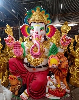 விழுப்புரம் மாவட்டம், பேரங்கியூரில் சிங்க வாகனத்தில் அமா்ந்தவாறு காட்சியளிக்கும் வடிவத்தில் தயாரான விநாயகா் சிலை.