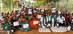 மாநகராட்சியுடன் ஊராட்சிகள் இணைப்பு: பெண்கள் தொடா் போராட்டம்