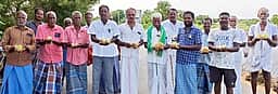 நெல் கொள்முதல் நிலையம் திறக்க கோரி நெல்மணிகளை விவசாயிகள் போராட்டம்
