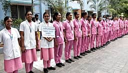 உலக தற்கொலை தடுப்பு தின விழிப்புணா்வு மனிதச் சங்கிலி
