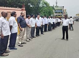 வழக்குரைஞா்கள் மனிதச்சங்கிலி போராட்டம்