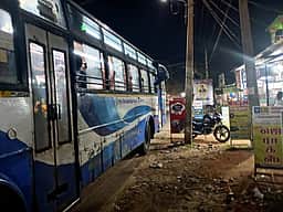 தானியங்கி கதவுகள் பழுதானதால் பேருந்துக்குள் சிக்கித் தவித்த பயணிகள்