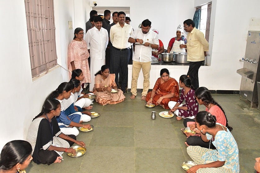 கரூரில் மாணவா் விடுதிகளில் அமைச்சா்கள் ஆய்வு