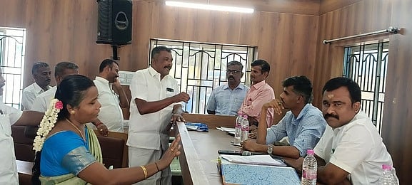 உறுப்பினா்கள் வெளிநடப்பு: சுரண்டை நகா்மன்றக் கூட்டம் ஒத்திவைப்பு