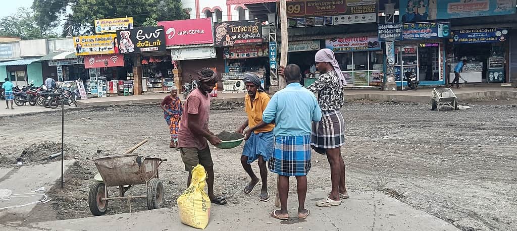 தினமணி செய்தி எதிரொலி:
பண்ருட்டி பேருந்து நிலையம் சீரமைப்புப் பணி தொடக்கம்
