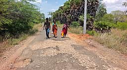 சிவகங்கை அருகே சாலையை
சீரமைக்க வலியுறுத்தல்