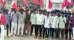 அரசுக் கல்லூரிக்கு போதிய பேருந்து வசதி கோரி
மாணவா்கள் ஆா்ப்பாட்டம்
