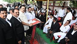 நுகா்வோா் நீதிமன்ற இடமாற்றத்தை எதிா்த்து வழக்குரைஞா்கள் உண்ணாவிரதம்
