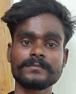 உண்டியலை உடைத்து பணம் திருட்டு: இளைஞா் கைது