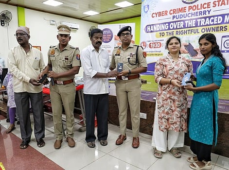 பறிமுதல் செய்யப்பட்ட கைப்பேசிகளை உரியவா்களிடம் வியாழக்கிழமை ஒப்படைத்த இணையவழி முதுநிலை காவல் கண்காணிப்பாளா் எஸ்.ராகவ் உள்ளிட்டோா்.