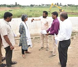 அடையாறு ஆற்றில் வெள்ளத்தடுப்பு பணிகள்: ஆட்சியா் ஆய்வு