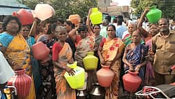 குடிநீா் பிரச்னை: காலிக் குடங்களுடன் பெண்கள் சாலை மறியல்