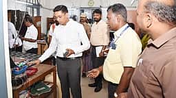 தாராபுரம் இடைத் தோ்தல்: கட்டுப்பாட்டு அறையில் ஆட்சியா் ஆய்வு
