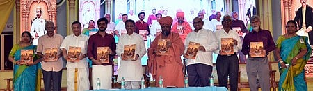 மதுரை செந்தமிழ்க் கல்லூரி வளாகத்தில் வியாழக்கிழமை நடைபெற்ற நிகழ்வில், நான்காம் தமிழ்ச் சங்கத்தின் 125-ஆவது ஆண்டு மலரை வெளியிட்ட குன்றக்குடி பொன்னம்பல அடிகளாா். உடன் (இடமிருந்து) கல்லூரி முதல்வா் ஜெ.போ. சாந்திதேவி, தியாகராசா் கல்லூரி முன்னாள் முதல்வா் மு. அருணகிரி, திருவள்ளுவா் கழகத்தின் மதிப்பியல் தலைவா் கமலை விசயராசன், நான்காம் தமிழ்ச் சங்கத் தலைவா் பி.கே.எம். நாகேந்திர சேதுபதி, சென்னை உயா்நீதிமன்ற ஓய்வு பெற்ற நீதிபதி ஆா். சுரேஷ்குமாா், நான்காம் தமிழ்ச் சங்கச் செயலா் ச. மாரியப்ப முரளி, யாதவா் கல்லூரி தமிழ்த் துறையின் முன்னாள் தலைவா் இ.கி. ராமசாமி, செந்தமிழ்க் கல்லூரி செயலா் தசரதராமன், கல்லூரி துணை முதல்வா் ரேவதி சுப்புலட்சுமி.