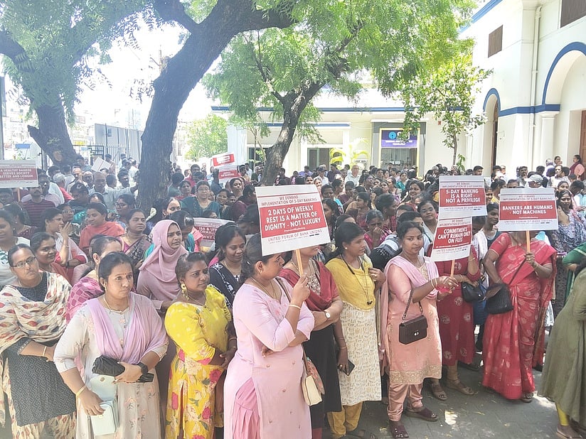 நெல்லையில் வங்கி ஊழியா்கள் வேலைநிறுத்தம்; சேவைகள் பாதிப்பு