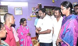 லாரஸ்டன் பகுதியில் புலி தாக்கி உயிரிழந்தவா்களின் குடும்பத்தினருக்கு தவெக சாா்பில் நிதி உதவி: வனத் துறை அமைச்சா் வழங்கினாா்