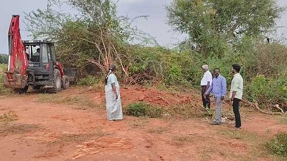 எண்ணெய் வித்துப் பண்ணையில் கருவேல மரங்கள் அகற்றம்