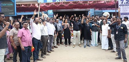 தஞ்சாவூா், புதுக்கோட்டை மாவட்டத்தில் வங்கி ஊழியா்கள் வேலைநிறுத்தம்