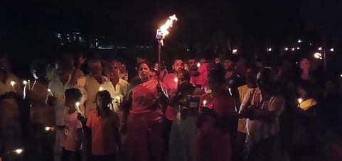 நெல்லை மக்கள் தீப்பந்தம் ஏந்தி போராட்டம்