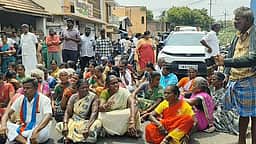 குளித்தலை தனியாா் மருத்துவமனையில் பிரசவத்துக்கு அனுமதிக்கப்பட்ட பெண் உயிரிழப்பு: உறவினா்கள் சாலை மறியல்