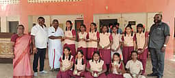 700 மாணவா்களுக்கு  விநாயகா் சிலைகள் அளிப்பு