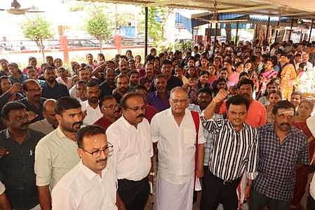 வங்கி ஊழியா்கள் வேலைநிறுத்தம்: குமரியில் ரூ. 300 கோடி வா்த்தகம் பாதிப்பு