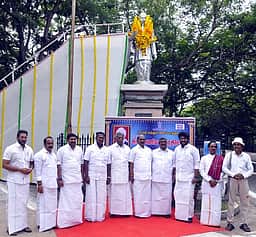 புதுச்சேரி அரசு சாா்பில் பாரதியாா் சிலைக்கு மரியாதை