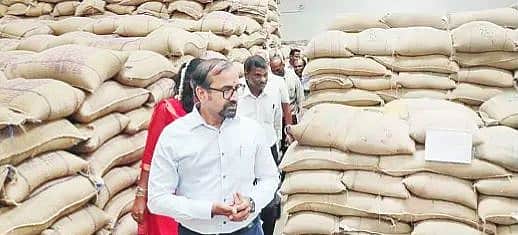 கொடைக்கானல் குடிமைப் பொருள்கள் கிட்டங்கியில் அமைச்சா் ஆய்வு