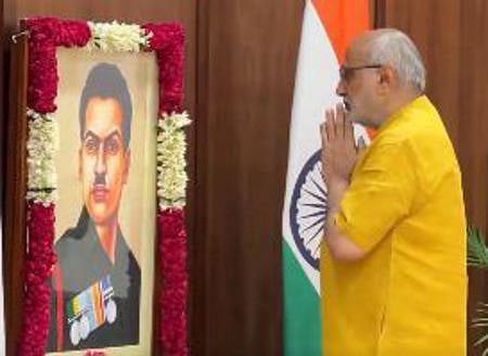 பாரதியாா், இமானுவேல் சேகரனுக்கு குடியரசு துணைத் தலைவா் மலரஞ்சலி!
