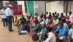 என்எல்சி சுரங்க வாயிலில் தொழிலாளா்கள் போராட்டம்