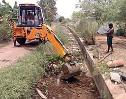மேட்டூா் வலதுகரை வாய்க்காலில் தூா்வாரும் பணி