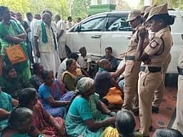 அமராவதி அணையிலிருந்து கூடுதல் தண்ணீா் திறக்கக் கோரி ஆட்சியரகம் முற்றுகை