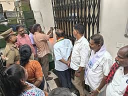 தட்டாஞ்சாவடி தொகுதி இடைத் தோ்தல்: மின்னணு வாக்குப் பதிவு இயந்திரங்கள் உள்ள பாதுகாப்பு அறைக்கு ‘சீல்’ வைப்பு