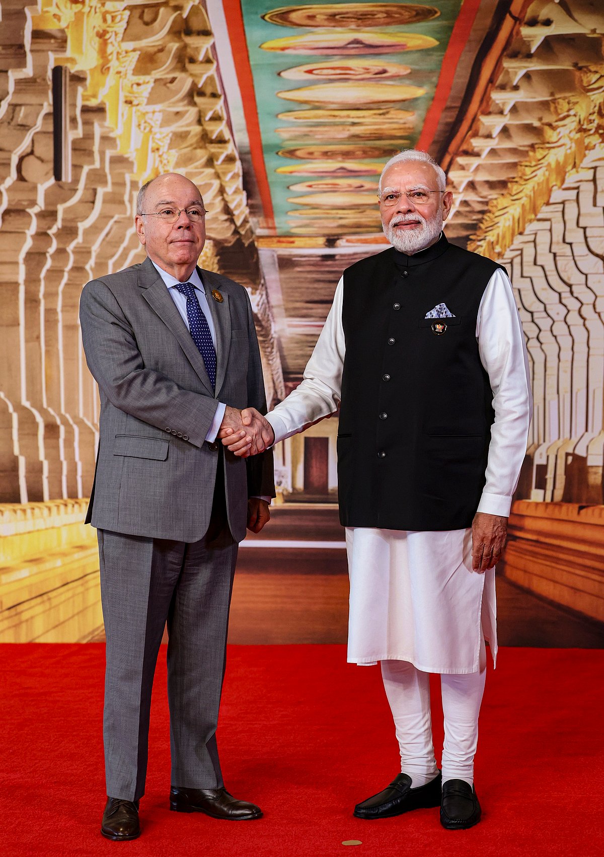 பிரேசில் வெளியுறவு அமைச்சர் மௌரோ வியேராவை வரவேற்கும் பிரதமர் நரேந்திர மோடி.