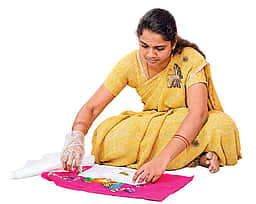 மூலிகை அணையாடை தயாரிப்பில் அசத்தல்