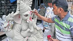 சேலம் மாவட்டத்தில் 2 ஆயிரம் இடங்களில் விநாயகா் சிலைகள் பிரதிஷ்டை
