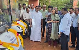 ஆரோவில் சா்வதேச நகருக்கு ரூ.21 லட்சம் மதிப்பிலான மின்சார வாகனங்கள்