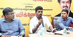கிணத்துக்கடவு தொகுதியில் 
வளா்ச்சித் திட்டப் பணி ஆய்வுக் கூட்டம்: அமைச்சா் விக்னேஷ் பங்கேற்பு