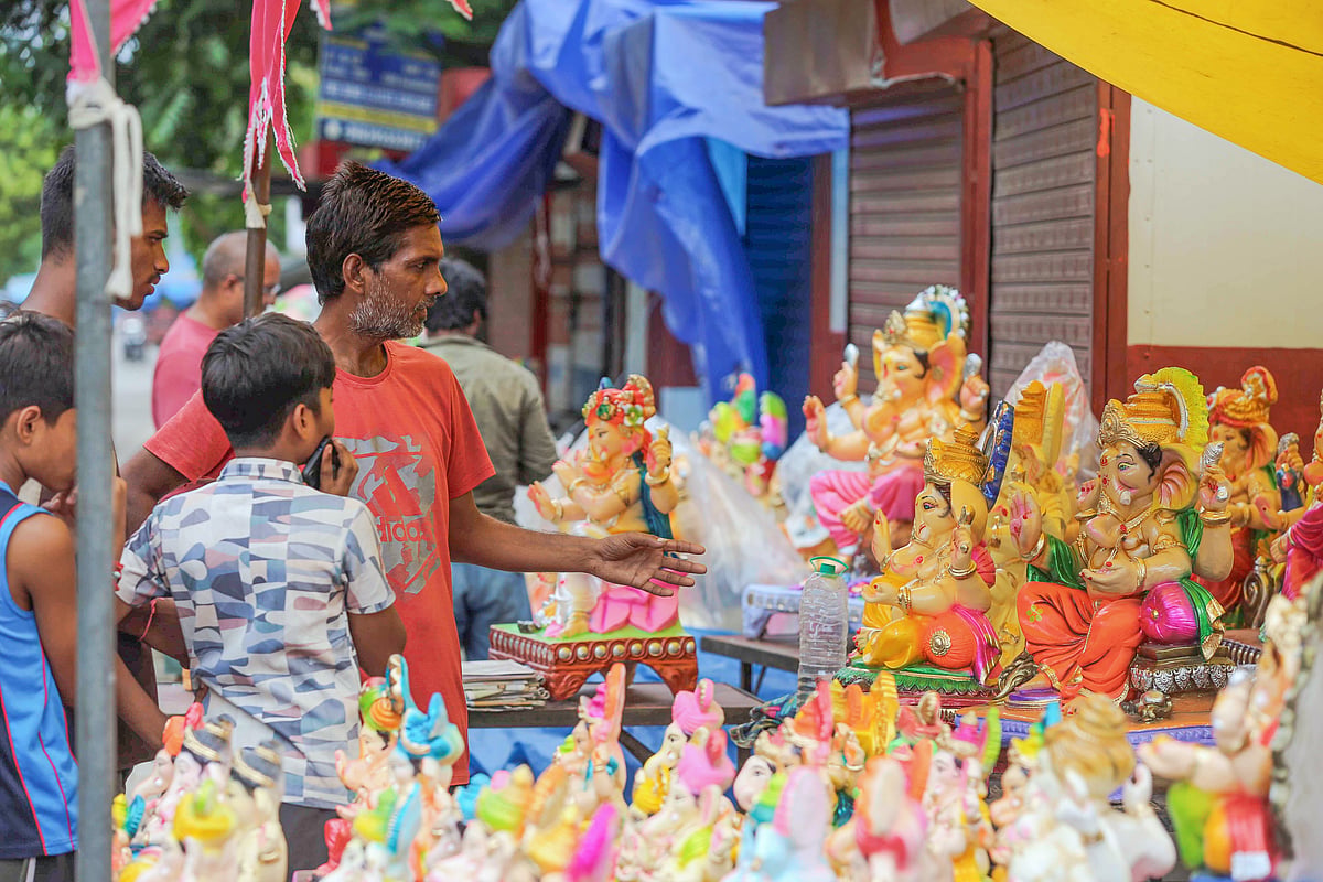 தெய்வங்களில் முழுமுதற்கடவுளான விநாயகர்.