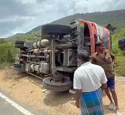 பா்கூா் மலைப் பாதையில் சரக்கு லாரி கவிழ்ந்து விபத்து