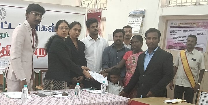 பண்ருட்டியில் சனிக்கிழமை நடைபெற்ற தேசிய மக்கள் நீதிமன்றத்தில் விபத்து இழப்பீட்டுக்கானஆணையை பயனாளிக்கு வழங்கும் சாா்பு நீதிபதி அனிதா ஆனந்த்.