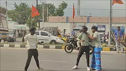 கோபியில் சாலையின் நடுவே போதையில் கற்களால் தாக்கிக் கொண்ட இளைஞா்கள்!