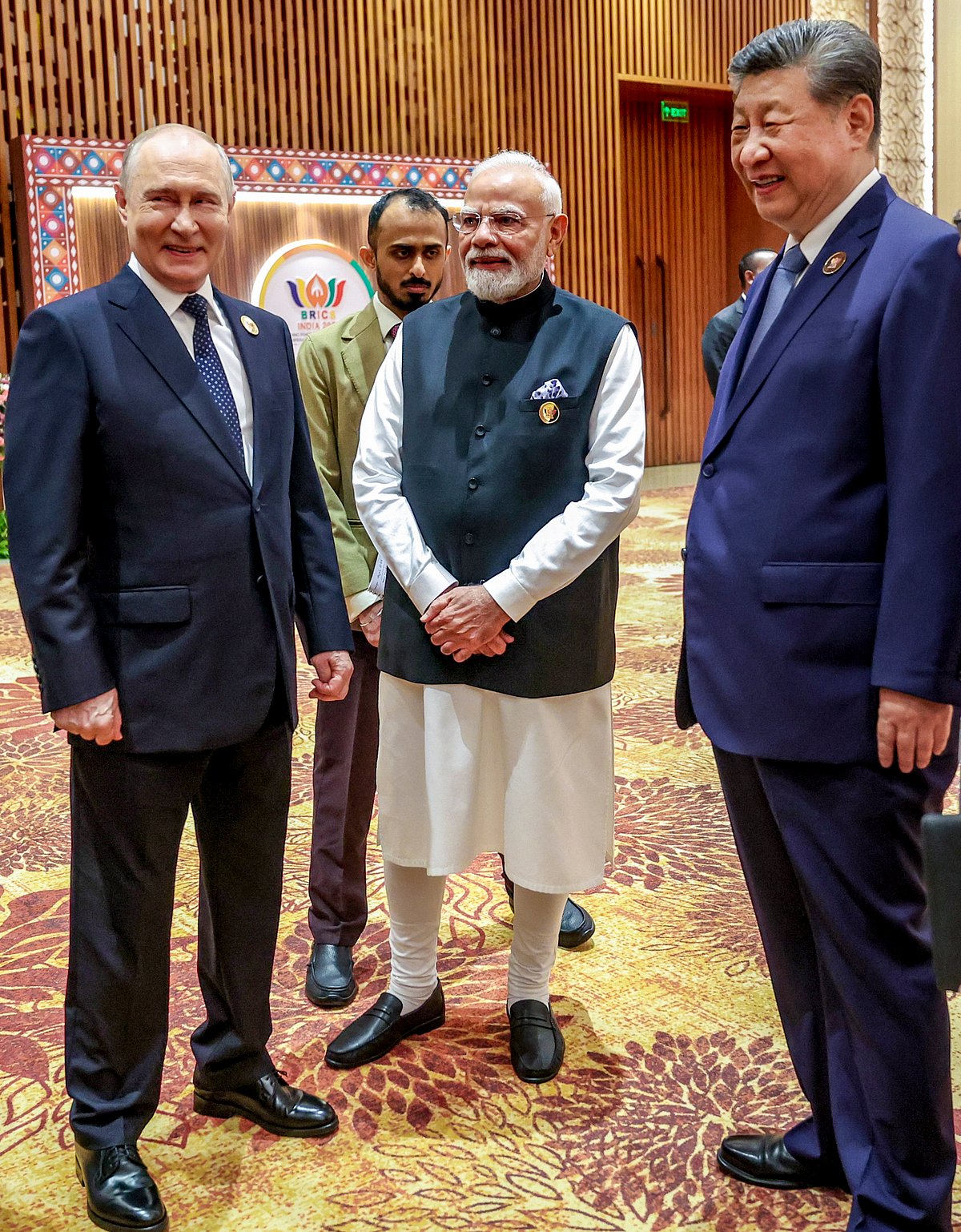 பாரத் மண்டபத்தில் ரஷ்ய அதிபர் விளாதிமீா் புதின், இந்திய பிரதமர் நரேந்திர மோடி மற்றம் சீன அதிபர் ஷி ஜின்பிங்.