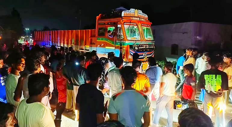 திருவள்ளூா் அருகே மின்வெட்டைக் கண்டித்து நள்ளிரவில் சாலை மறியல்