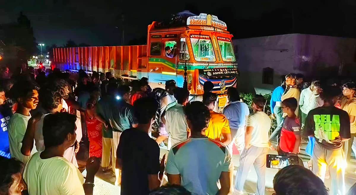 திருவள்ளூா் அருகே மின்வெட்டைக் கண்டித்து நள்ளிரவில் சாலை மறியல்