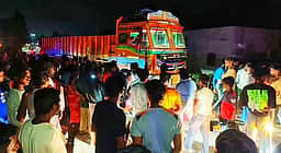 திருவள்ளூா் அருகே மின்வெட்டைக் கண்டித்து நள்ளிரவில் சாலை மறியல்