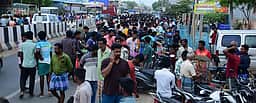 வடலூா் வாரச் சந்தையில் குவிந்த பொதுமக்கள்: போக்குவரத்து நெரிசல்!