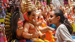 நாளை விநாயகா் சதுா்த்தி விழா:
தருமபுரியில் சிலைகள் விற்பனை மும்முரம்!